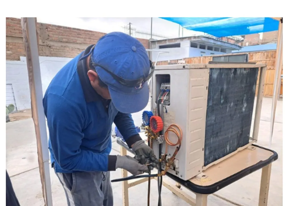 Técnico de Funval Internacional dando mantenimiento a un aire acondicionado