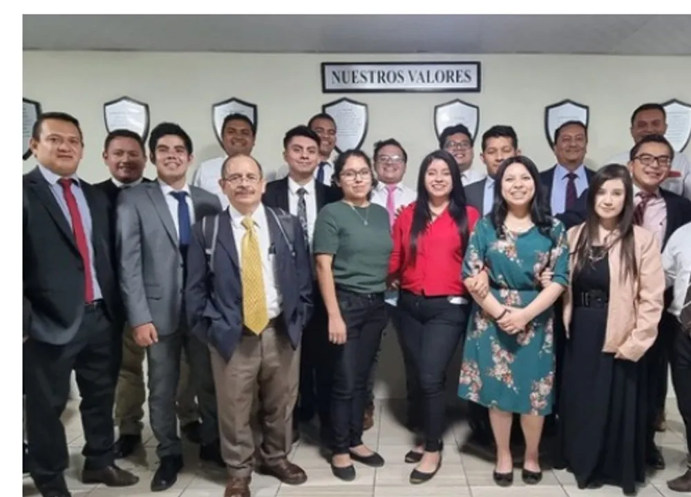 Equipo de Funval Internacional bajo el letrero Nuestros Valores